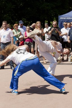 Varşova, Polonya, Haziran 8: tanımlanamayan capoeira sporcu XII Brezilyalı festival 8 Haziran 2014 yılında Varşova, Polonya.
