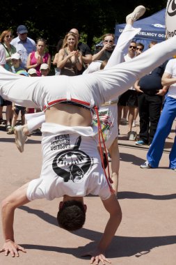 Varşova, Polonya, Haziran 8: tanımlanamayan capoeira sporcu XII Brezilyalı festival 8 Haziran 2014 yılında Varşova, Polonya.