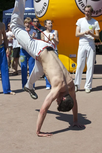 Varşova, Polonya, Haziran 8: tanımlanamayan capoeira sporcu XII Brezilyalı festival 8 Haziran 2014 yılında Varşova, Polonya.