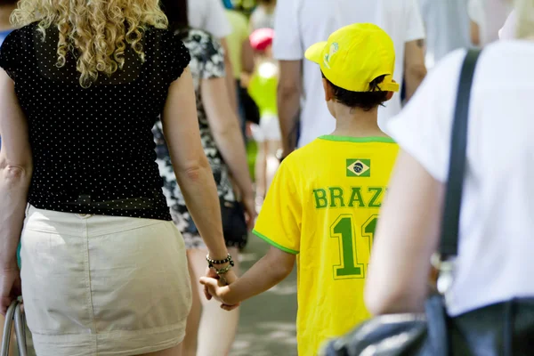 ワルシャワ, ポーランド - 6 月 8 日: xii ブラジル祭り「bom dia ブラジル」、2014 年 6 月 8 日にポーランドを見ている人 — ストック写真