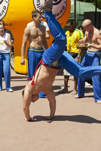 WARSAW, POLÓNIA, 8 de junho: Desportistas de capoeira não identificados no XII Festival Brasileiro em 8 de junho de 2014 em Varsóvia, Polônia . — Fotografia de Stock