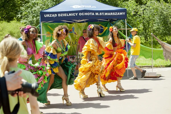 ВАРШАВА, ПОЛЬША, 8 июня: Неопознанный танцор карнавала на сцене XII бразильского фестиваля 8 июня 2014 года в Варшаве, Польша . — стоковое фото
