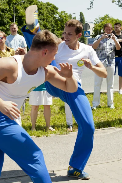 Varşova, Polonya, Haziran 8: tanımlanamayan capoeira sporcu XII Brezilyalı festival 8 Haziran 2014 yılında Varşova, Polonya. — Stok fotoğraf