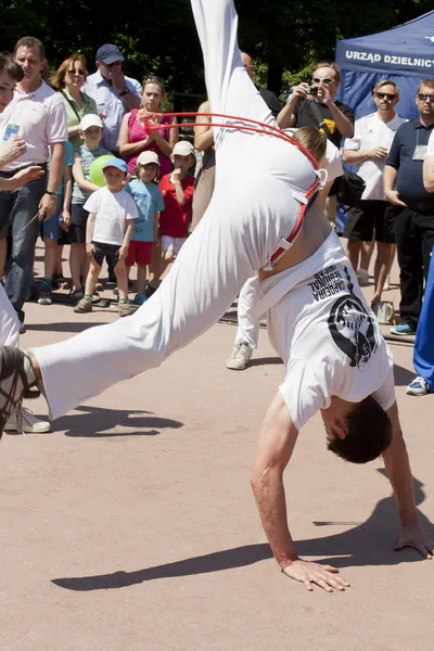 WARSAW, POLONIA, 8 giugno: sportivi capoeira non identificati al XII Festival Brasiliano l '8 giugno 2014 a Varsavia, Polonia . — Foto Stock