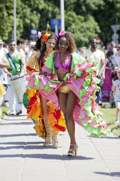 WARSAW, POLÓNIA, 8 de junho: Dançarina de Carnaval não identificada no palco do XII Festival Brasileiro em 8 de junho de 2014 em Varsóvia, Polônia . — Fotografia de Stock