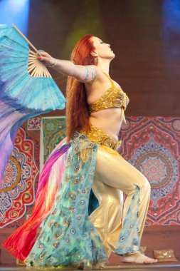 Varşova, Polonya, 30 Mayıs: Orientalny Koktajl - Oriental kokteyl Festivale 30 Nisan 2014 tarihinde Varşova, Polonya sahnede tanımlanamayan oryantal dansçı.
