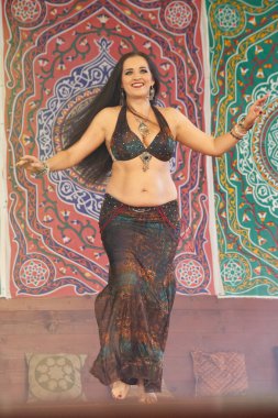 Varşova, Polonya, 30 Mayıs: Orientalny Koktajl - Oriental kokteyl Festivale 30 Nisan 2014 tarihinde Varşova, Polonya sahnede tanımlanamayan oryantal dansçı.