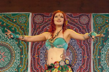 Varşova, Polonya, 30 Mayıs: Orientalny Koktajl - Oriental kokteyl Festivale 30 Nisan 2014 tarihinde Varşova, Polonya sahnede tanımlanamayan oryantal dansçı.