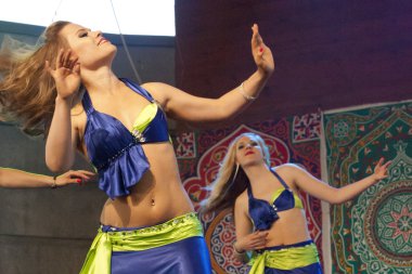Varşova, Polonya, 30 Mayıs: Orientalny Koktajl - Oriental kokteyl Festivale 30 Nisan 2014 tarihinde Varşova, Polonya sahnede tanımlanamayan oryantal dansçı.