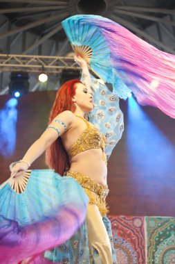 Varşova, Polonya, 30 Mayıs: Orientalny Koktajl - Oriental kokteyl Festivale 30 Nisan 2014 tarihinde Varşova, Polonya sahnede tanımlanamayan oryantal dansçı.