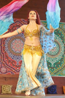 Varşova, Polonya, 30 Mayıs: Orientalny Koktajl - Oriental kokteyl Festivale 30 Nisan 2014 tarihinde Varşova, Polonya sahnede tanımlanamayan oryantal dansçı.