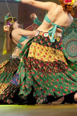 Varşova, Polonya, 30 Mayıs: Orientalny Koktajl - Oriental kokteyl Festivale 30 Nisan 2014 tarihinde Varşova, Polonya sahnede tanımlanamayan oryantal dansçı.