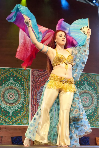 WARSAW, POLAND, May 30: Unidentified oriental dancer on the stage on Orientalny Koktajl- Oriental Coctail Festivale on May 30, 2014 in Warsaw, Poland. — Stock Photo, Image