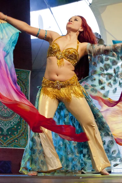 WARSAW, POLAND, May 30: Unidentified oriental dancer on the stage on Orientalny Koktajl- Oriental Coctail Festivale on May 30, 2014 in Warsaw, Poland. — Stock Photo, Image
