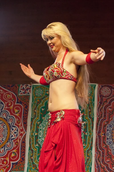 WARSAW, POLAND, May 30: Unidentified oriental dancer on the stage on Orientalny Koktajl- Oriental Coctail Festivale on May 30, 2014 in Warsaw, Poland. — Stock Photo, Image