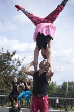 Varşova, Polonya - 30 Mayıs: sanatçılar yapmak onların akrobatik gösterisi 18. Bilim pikniğe, 30 Mayıs 2014 yılında Varşova.