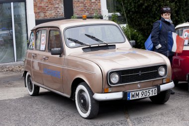 Varşova - 28 Eylül: Eski Renault araba Oldtimers toplantı. 28 Eylül 2013 yılında Varşova, Polonya.