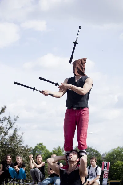 Varsovia, Polonia - 30 de mayo: malabarista que participa en el 18. Science Picnic, el 30 de mayo de 2014, en Varsovia, Polonia —  Fotos de Stock