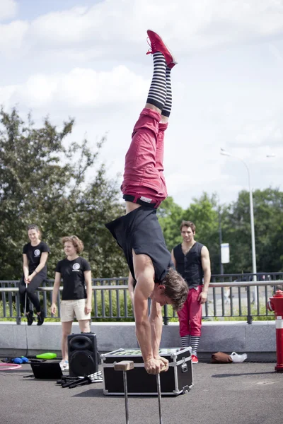 Varsovia, Polonia - 30 de mayo: Los artistas actúan en su espectáculo acrobático a los 18 años. Science Picnic, 30 de mayo de 2014 en Varsovia . — Foto de Stock