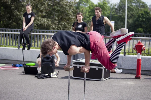Varsovia, Polonia - 30 de mayo: Los artistas actúan en su espectáculo acrobático a los 18 años. Science Picnic, 30 de mayo de 2014 en Varsovia . —  Fotos de Stock