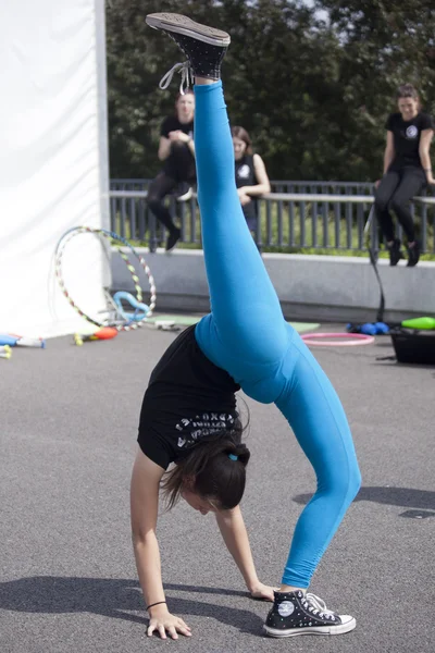 Varsovia, Polonia - 30 de mayo: Los artistas actúan en su espectáculo acrobático a los 18 años. Science Picnic, 30 de mayo de 2014 en Varsovia . — Foto de Stock