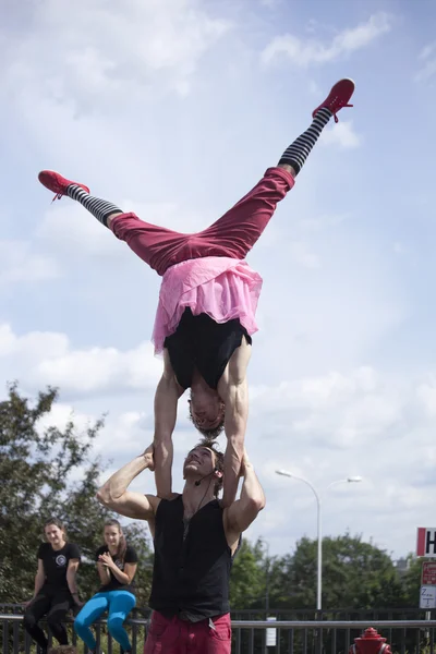 Varsóvia, Polônia - 30 de maio: Artistas se apresentam em seu show acrobático aos 18 anos. Piquenique Científico, 30 de maio de 2014 em Varsóvia . — Fotografia de Stock