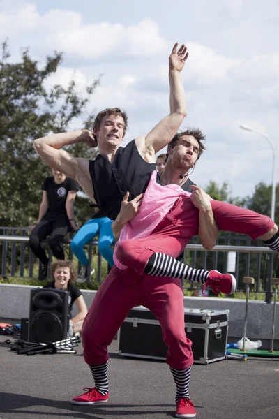 Warschau, Polen - 30. Mai: Künstler treten in ihrer akrobatischen Show beim 18. Wissenschaftspicknick am 30. Mai 2014 in Warschau auf. — Stockfoto