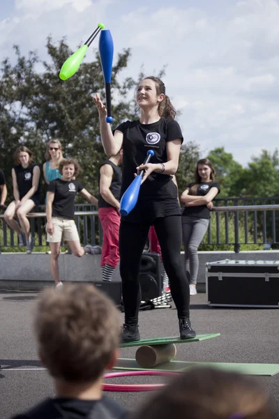 Varsovia, Polonia - 30 de mayo: malabarista que participa en el 18. Science Picnic, el 30 de mayo de 2014, en Varsovia, Polonia — Foto de Stock