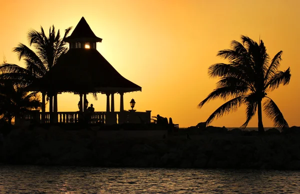 gün batımında gazebo silüeti