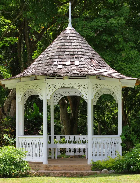 Gazebo dans les jardins botaniques de Shaw Park — Photo