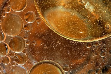 Su yüzeyine yağ damlıyor.