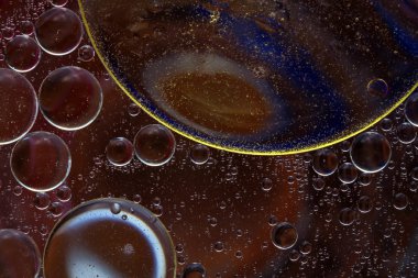 Su yüzeyine yağ damlıyor.