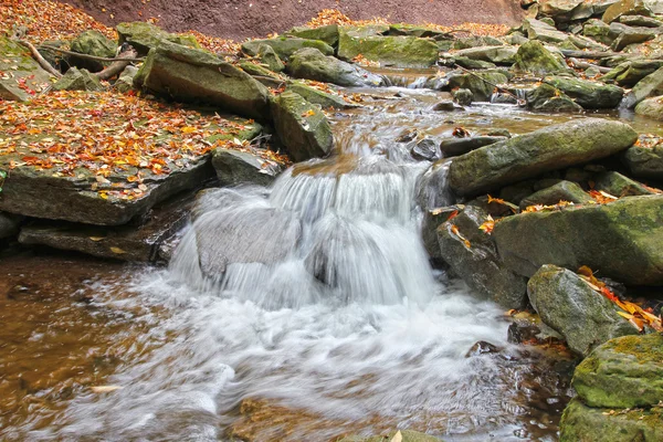 Bergsflod — Stockfoto