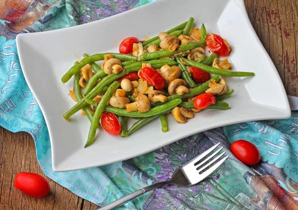 Grüne Bohnen Pilz und Tomaten Gericht — Stockfoto