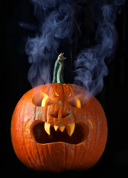 Halloween-Kürbis rauchen — Stockfoto