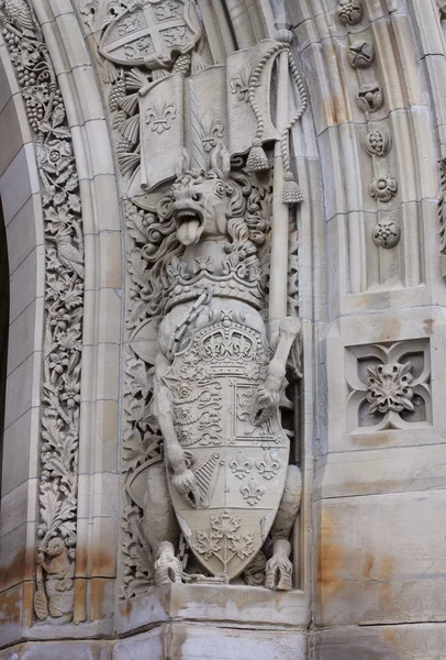 Uma escultura de um unicórnio segurando o escudo — Fotografia de Stock