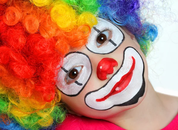 Hübsches Mädchen mit Kinderschminken eines Clowns — Stockfoto