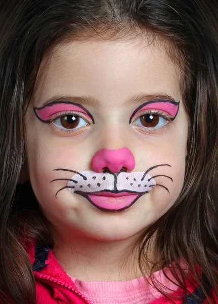 Menina bonita com pintura facial de um gato — Fotografia de Stock