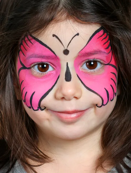 有的一只蝴蝶的脸画的漂亮女孩 — 图库照片