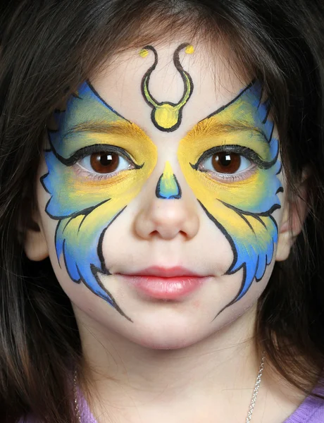Όμορφο κορίτσι με ζωγραφική προσώπου μιας πεταλούδας — Φωτογραφία Αρχείου