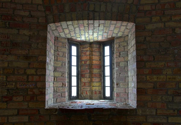 Fönster i tegelvägg — Stockfoto