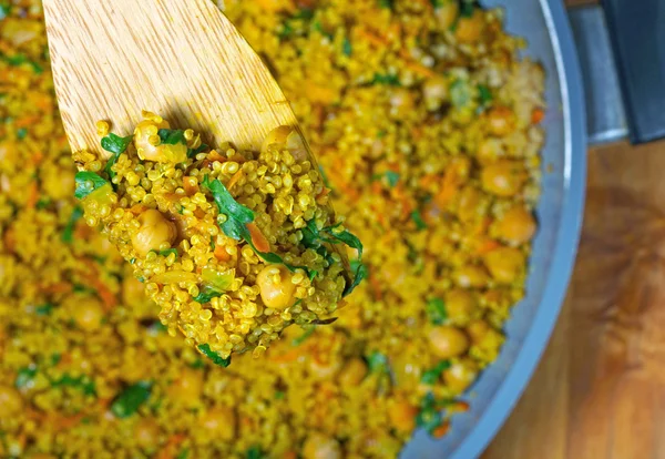 Gekochte Quinoa mit Kichererbsen — Stockfoto