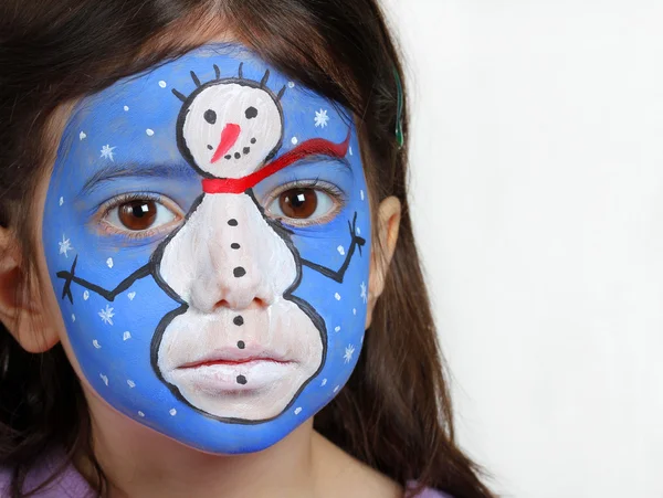 Bella ragazza con la pittura del viso di un pupazzo di neve — Foto Stock