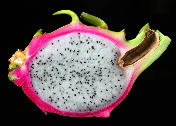 Half Dragon Fruit на черном фоне — стоковое фото