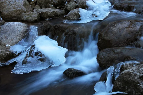 Winter-Bergfluss — Stockfoto