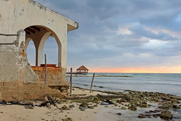 Casa abandonada a lo largo del mar Caribe . — Foto de Stock