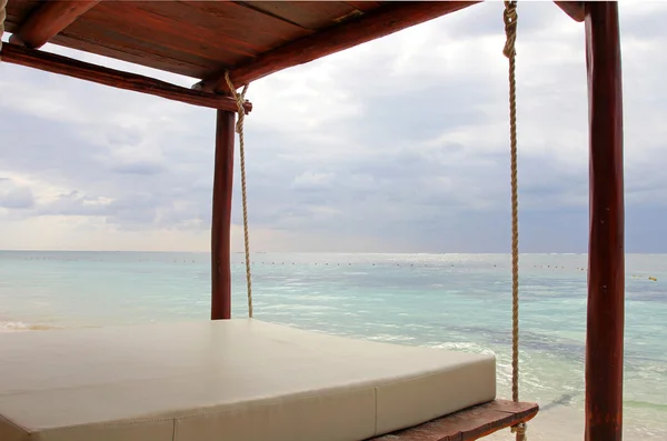 Сонячне ліжко біля моря — стокове фото