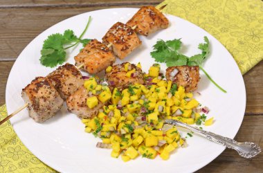 salsa salata ızgara somon