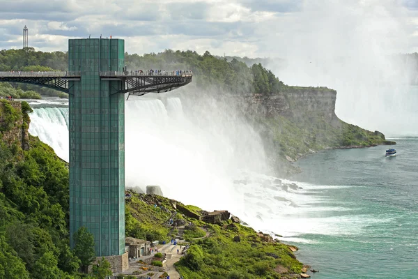 Niagara Falls and Maid of the Mist Tower — Stock Photo, Image