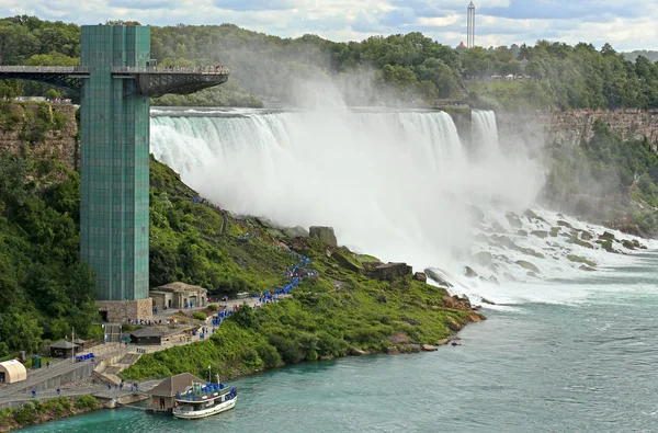 Cascate del Niagara e la cameriera della torre della nebbia — Foto Stock